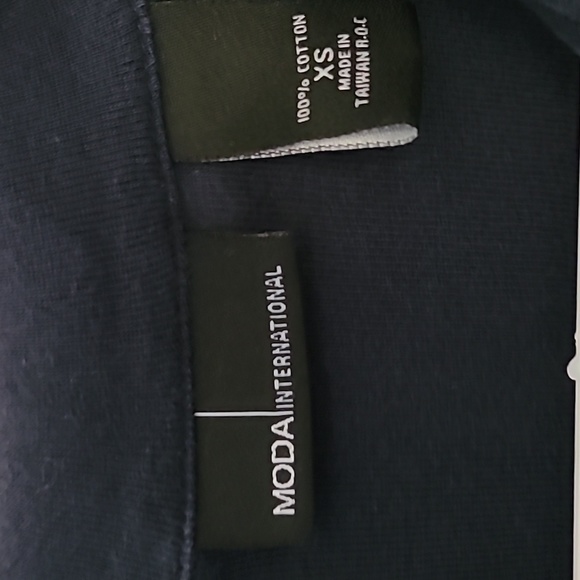 Navy t-shirt dress with collar and front snaps. Good condition, size x-small - Picture 3 of 3